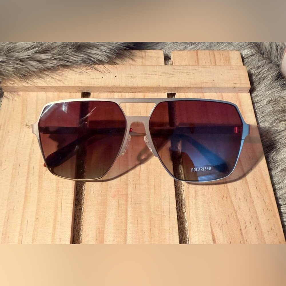 Quay Australia BACKSTAGE PASS silver metal frames/blk polarized lens Sunglasses